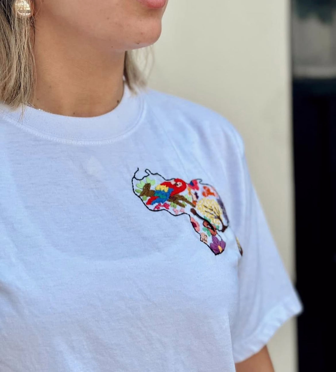 T-shirt cotton with a map of Venezuela. Hand embroidered