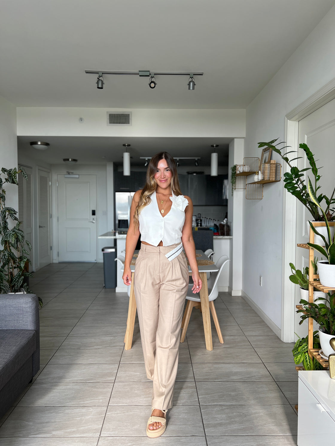 Beige pants with white strap