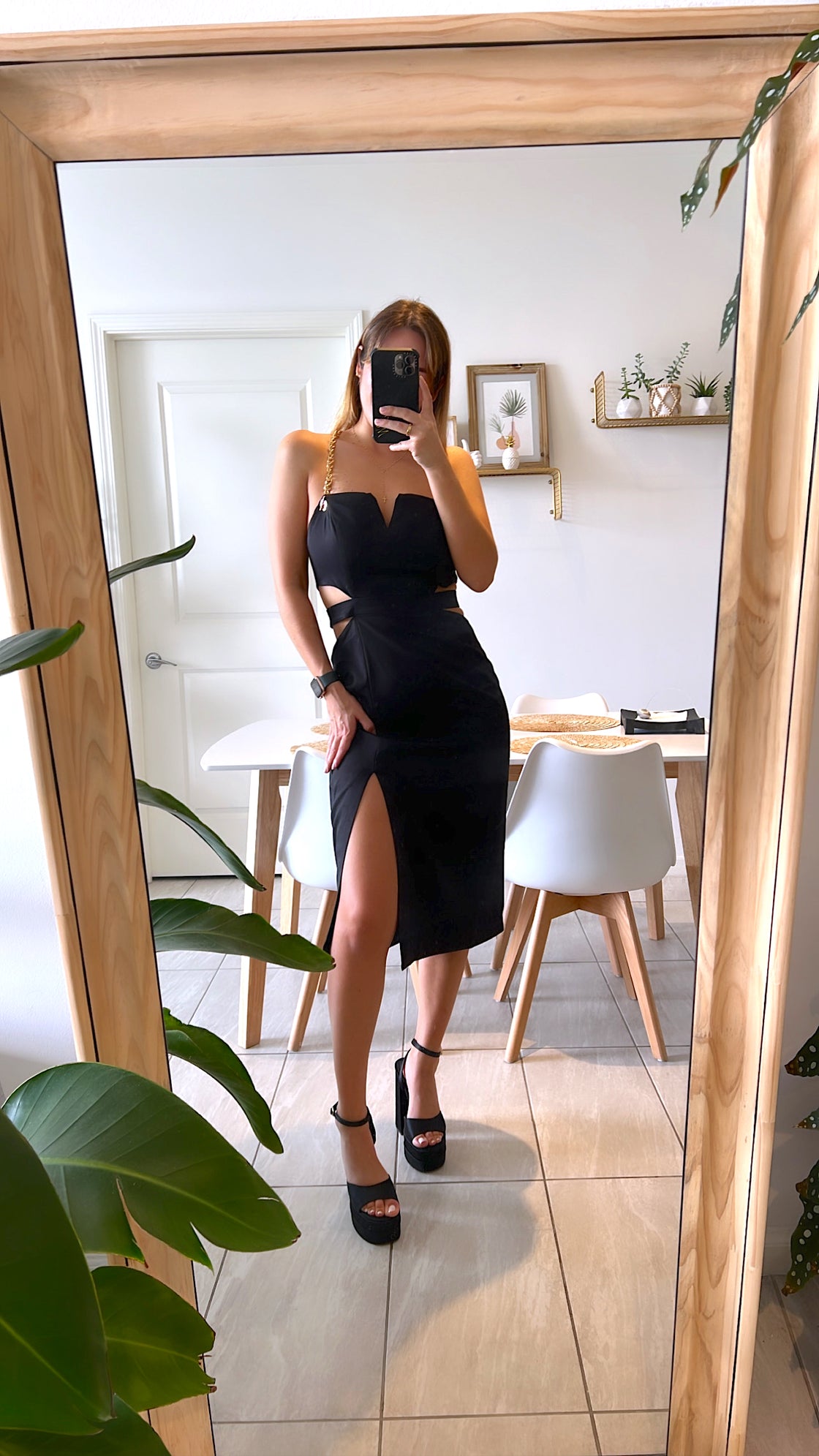 Dress. Black dress with gold chains