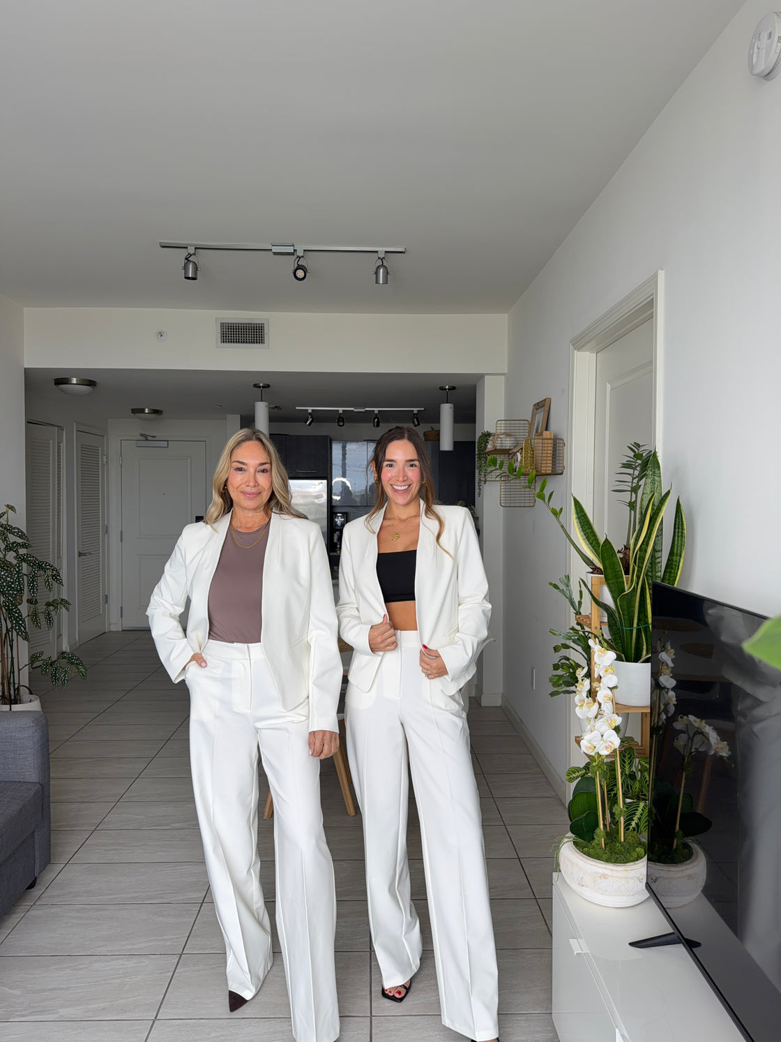 Set white blazer and pants