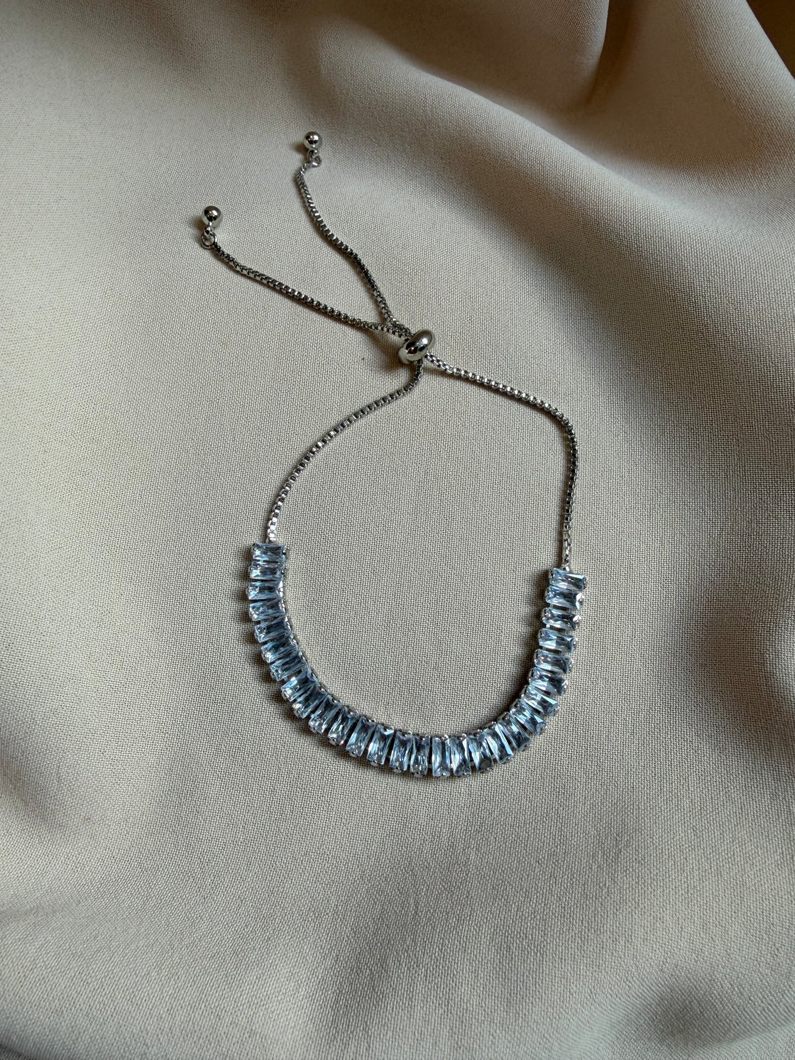 Adjustable bracelet in stainless steel and crystals