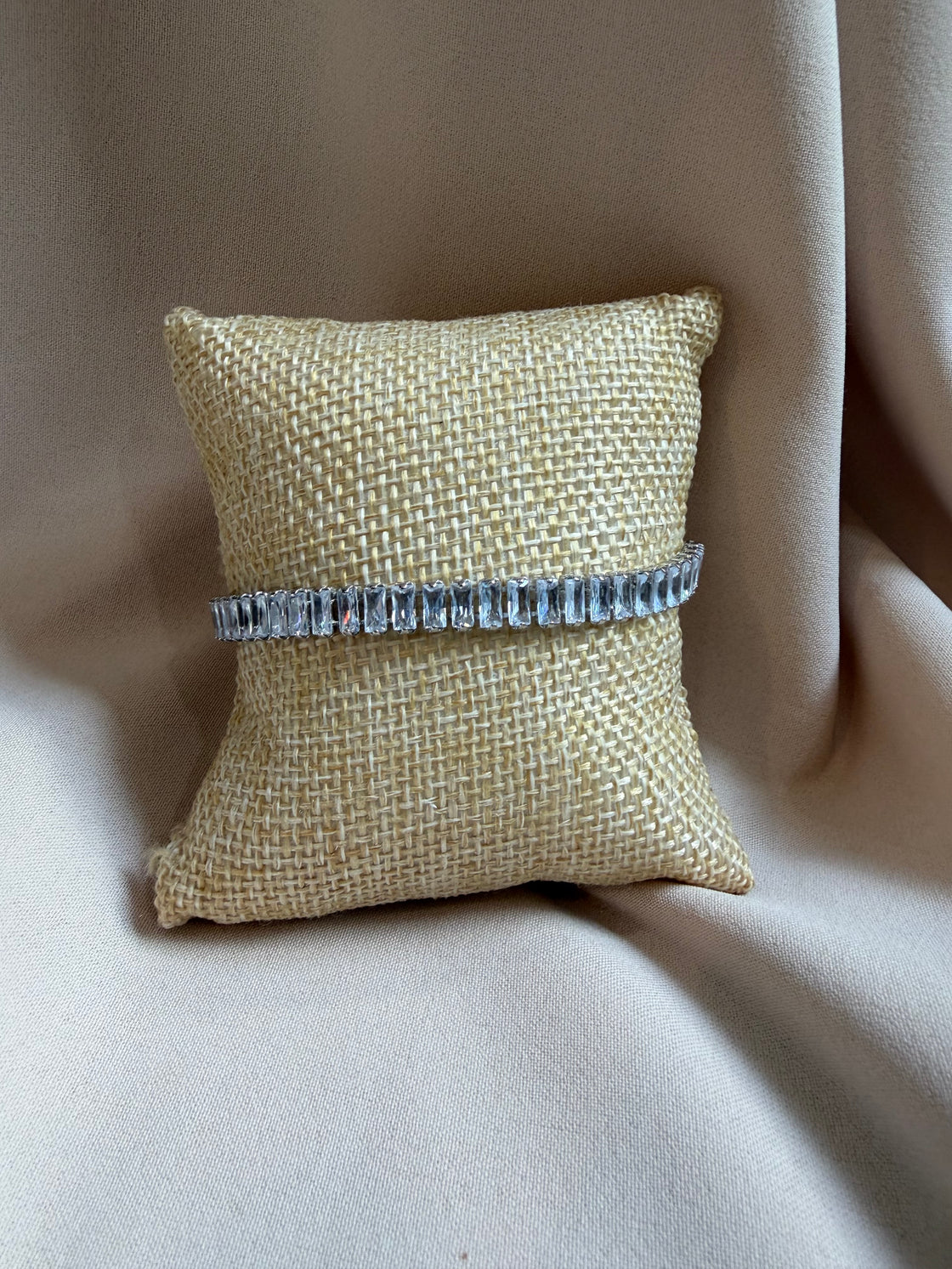 Adjustable bracelet in stainless steel and crystals