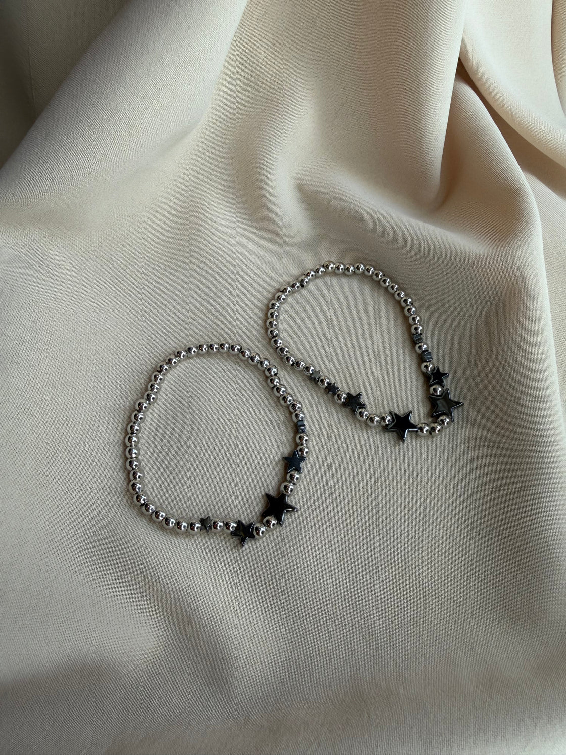 Elastic bracelet with stars and beads